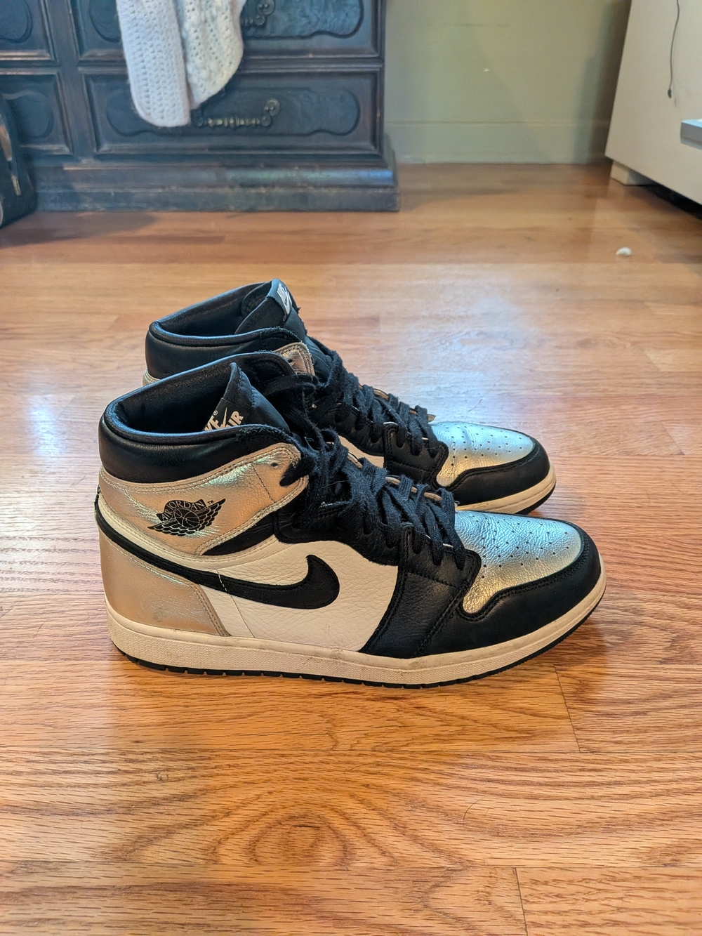 Nike Air Jordan AJ1 High Top Sneakers Black & Metallic Silver Size 10.5 Men's - Picture 4 of 5